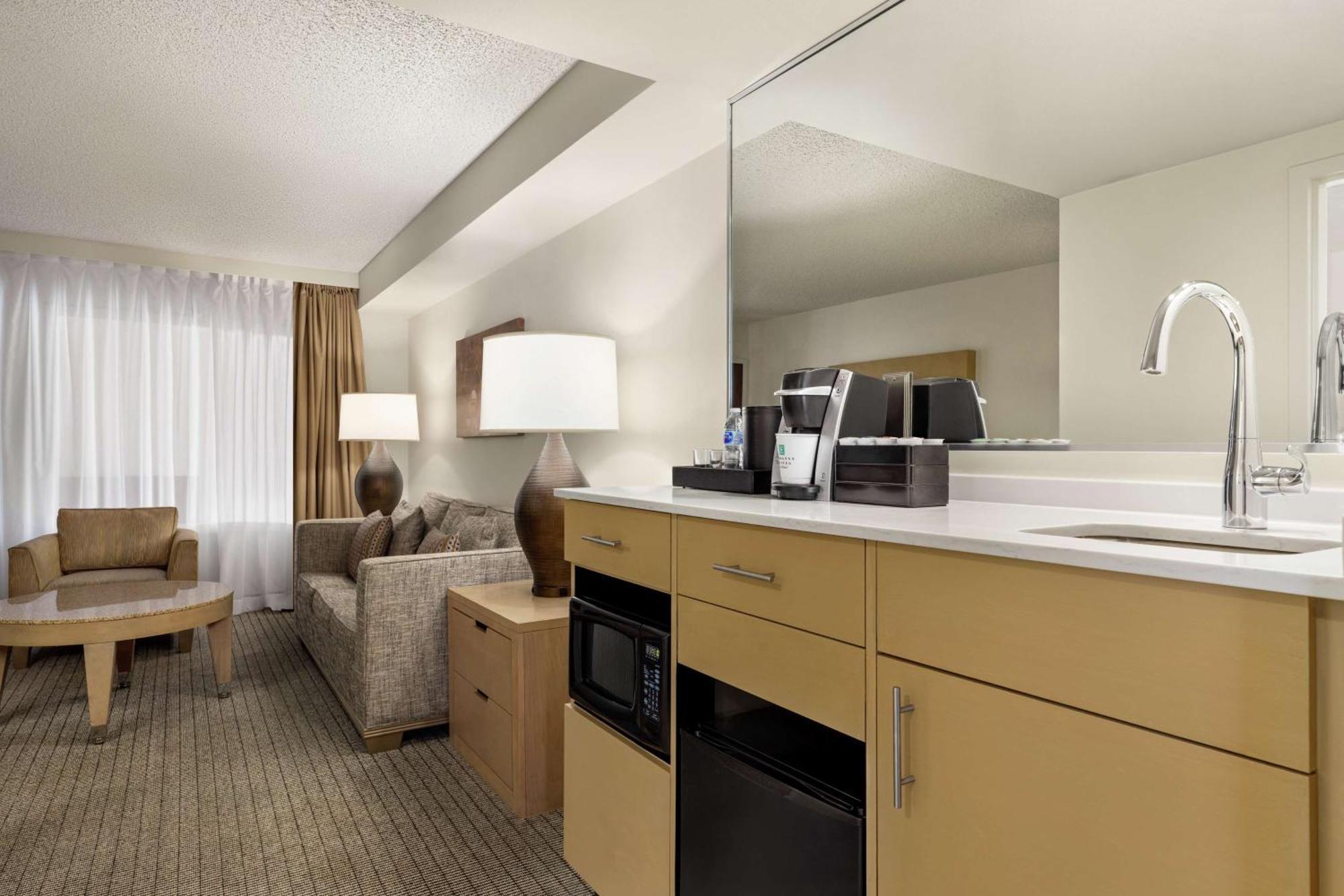 Embassy Suites By Hilton Denver International Airport Экстерьер фото